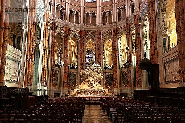 Chartres  Kathedrale Notre-Dame de Chartres  innen  Altar im Chor mit heiligen Figuren  Region Centre  Frankreich  Europa