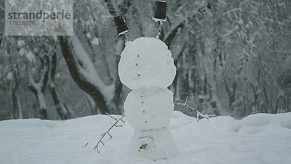 Glücklicher lustiger Schneemann-Akrobat  der auf dem Kopf steht  vor dem Hintergrund eines starken Schneefalls. Schneemann steht auf dem Kopf. Odessa  Ukraine  Europa