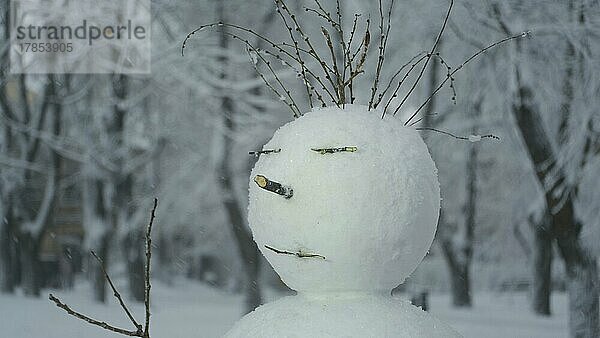 Fröhlicher lustiger Schneemann  vor dem Hintergrund eines starken Schneefalls. Odessa  Ukraine  Europa