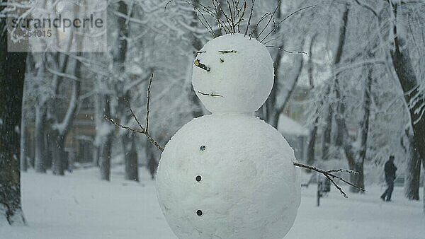 Fröhlicher lustiger Schneemann  vor dem Hintergrund eines starken Schneefalls. Odessa  Ukraine  Europa