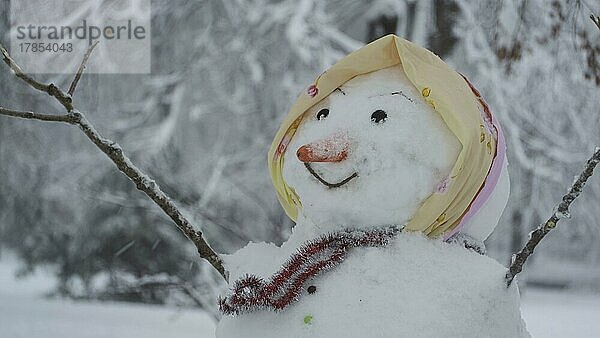 Glückliche lustige Schneemann-Frau  auf dem Hintergrund eines starken Schneefalls. Odessa  Ukraine  Europa
