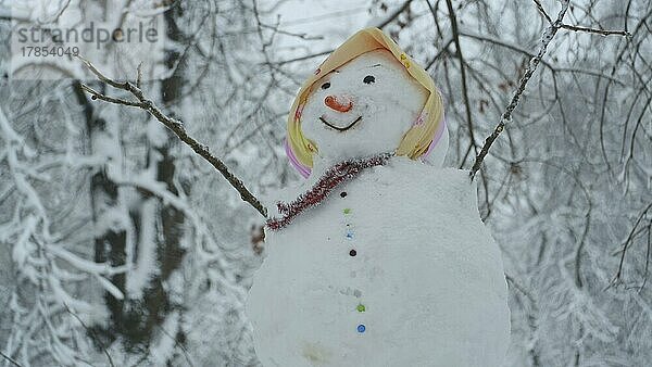 Glückliche lustige Schneemann-Frau  auf dem Hintergrund eines starken Schneefalls. Odessa  Ukraine  Europa