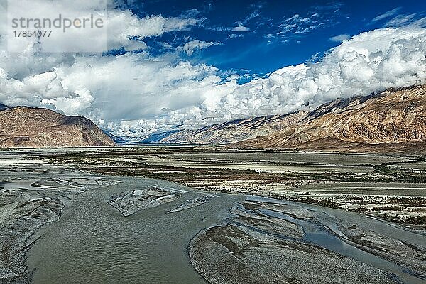 Nubra-Tal und Nubra-Fluss im Himalaya. Ladakh  Jammu und Kaschmir  Indien  Asien