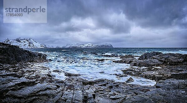 Panorama der Wellen des norwegischen Meeres  die an einer felsigen Küste im Fjord zerschellen. Vikten  Lofoten Inseln  Norwegen  Europa