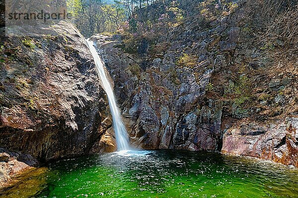 Wasserfall Biryong Falls im Seoraksan-Nationalpark  Südkorea  Asien