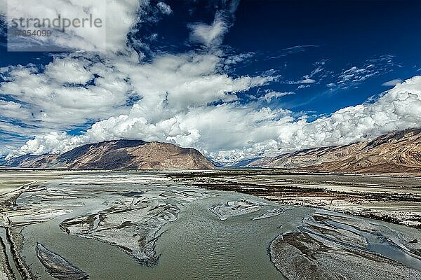 Nubra-Tal und Nubra-Fluss im Himalaya. Ladakh  Jammu und Kaschmir  Indien  Asien