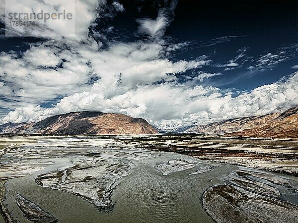 Vintage Retro-Effekt gefiltert Hipster-Stil Bild von Nubra Tal und Nubra Fluss im Himalaya. Ladakh  Jammu und Kaschmir  Indien  Asien