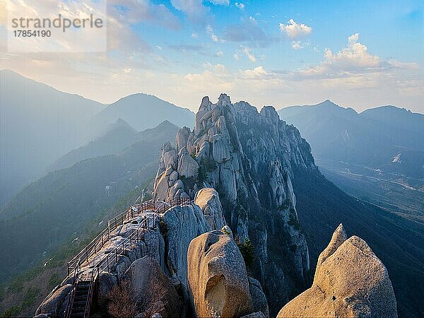 Blick auf Steine und Felsformationen vom Ulsanbawi-Felsgipfel bei Sonnenuntergang. Seoraksan-Nationalpark  Südkorea  Asien