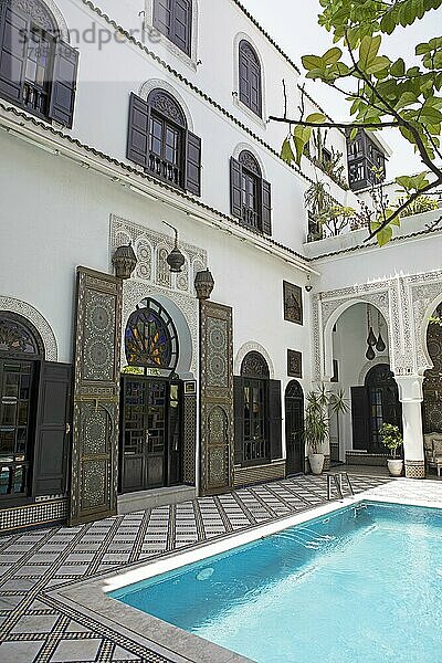 Traditionelles Tor im Riad Maison Bleue  Fes Médina  Fes  Marokko  Afrika