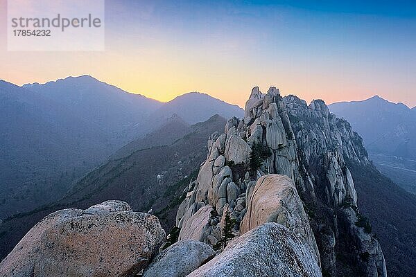 Blick auf Steine und Felsformationen vom Ulsanbawi-Felsgipfel bei Sonnenuntergang. Seoraksan-Nationalpark  Südkorea  Asien