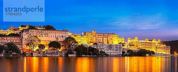 Panorama des berühmten romantischen Luxus Rajasthan indischen touristischen Wahrzeichen  Udaipur City Palace in den Abend  Panoramablick. Udaipur  Indien  Asien