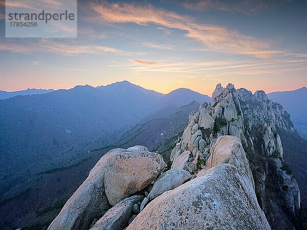 Blick auf Steine und Felsformationen vom Ulsanbawi-Felsgipfel bei Sonnenuntergang. Seoraksan-Nationalpark  Südkorea  Asien