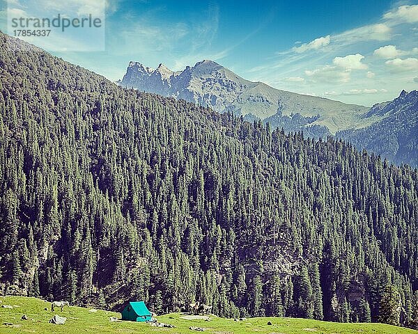 Wandern Trekking im Freien  Vintage-Retro-Effekt gefiltert Hipster-Stil Bild von Lager Zelt im Himalaya-Gebirge