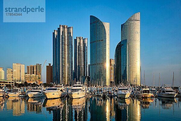 Busan Yachthafen mit Yachten  Marina Stadt Wolkenkratzer mit Reflexion auf Sonnenuntergang  Südkorea  Asien
