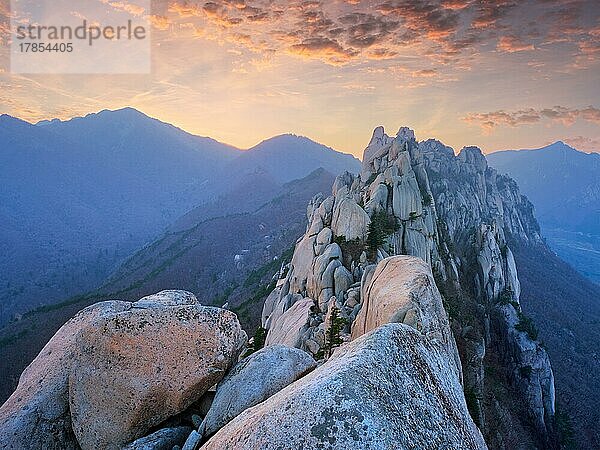 Blick auf Steine und Felsformationen vom Ulsanbawi-Felsgipfel bei Sonnenuntergang. Seoraksan-Nationalpark  Südkorea  Asien