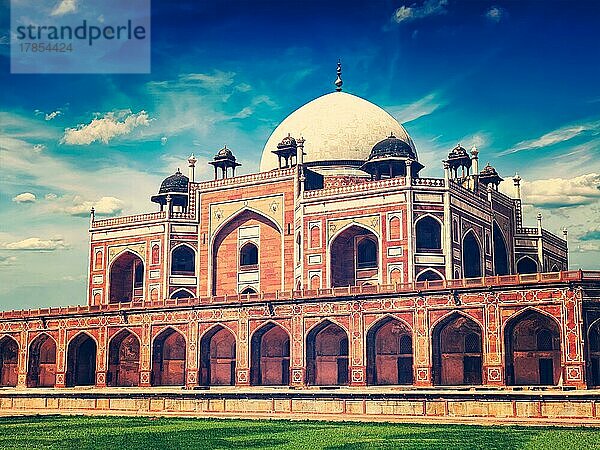 Vintage Retro-Effekt gefiltert Hipster-Stil Bild des berühmten Touristen indischen Wahrzeichen Humayun's Tomb. Delhi  Indien. UNESCO-Weltkulturerbe. Frontalansicht