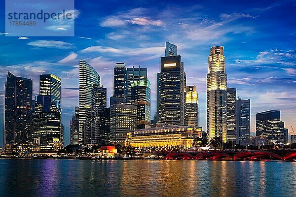 Die Skyline von Singapur und der Fluss am Abend