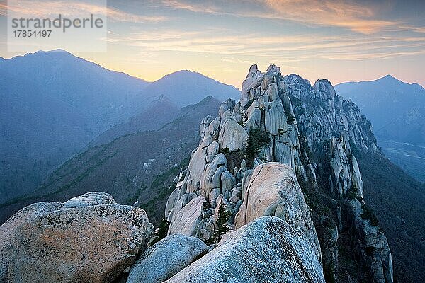 Blick auf Steine und Felsformationen vom Ulsanbawi-Felsgipfel bei Sonnenuntergang. Seoraksan-Nationalpark  Südkorea  Asien