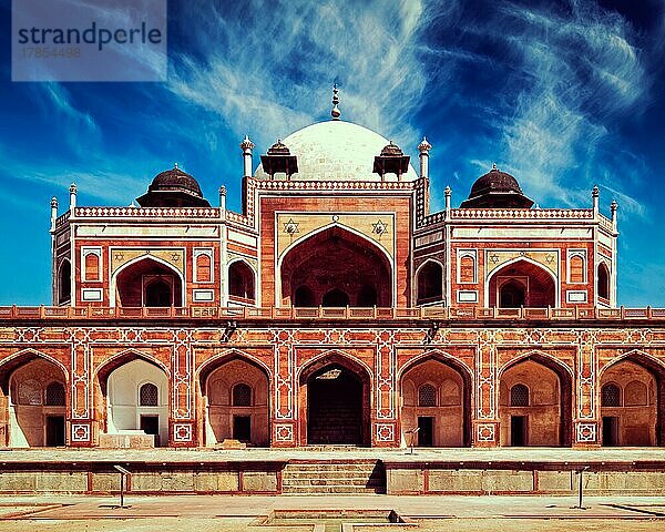 Vintage Retro-Effekt gefiltert Hipster-Stil Bild des berühmten Touristen indischen Wahrzeichen Humayun's Tomb. Delhi  Indien. UNESCO-Weltkulturerbe. Frontalansicht