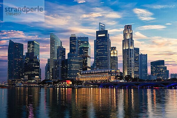 Skyline von Singapur und Marina Bay am Abend
