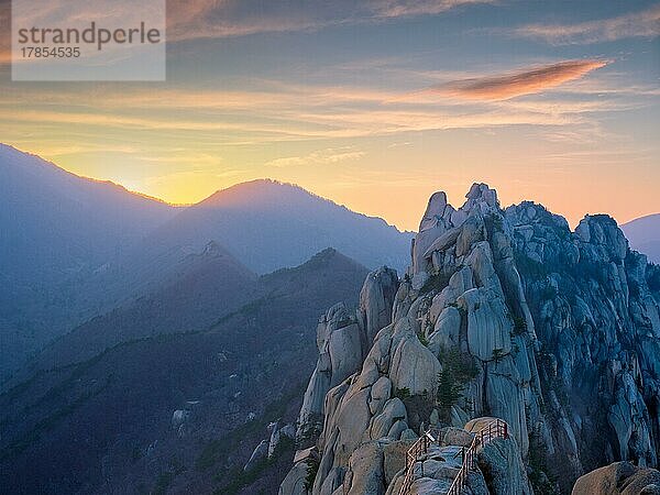 Blick auf Steine und Felsformationen vom Ulsanbawi-Felsgipfel bei Sonnenuntergang. Seoraksan-Nationalpark  Südkorea  Asien