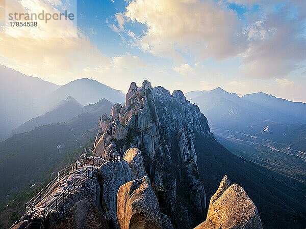 Blick auf Steine und Felsformationen vom Ulsanbawi-Felsgipfel bei Sonnenuntergang. Seoraksan-Nationalpark  Südkorea  Asien