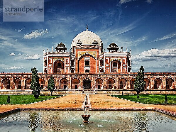 Vintage Retro-Effekt gefiltert Hipster-Stil Bild des berühmten Touristen indischen Wahrzeichen Humayun's Tomb. Delhi  Indien. UNESCO-Weltkulturerbe. Frontalansicht