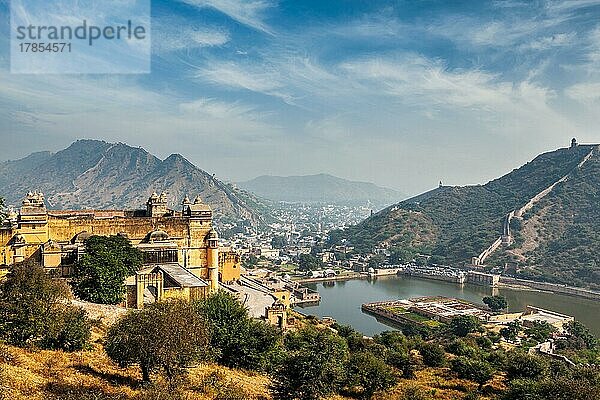 Indische Reise berühmte touristische Sehenswürdigkeit  Blick auf Amer (Amber) Fort und Maota See  Rajasthan  Indien  Asien