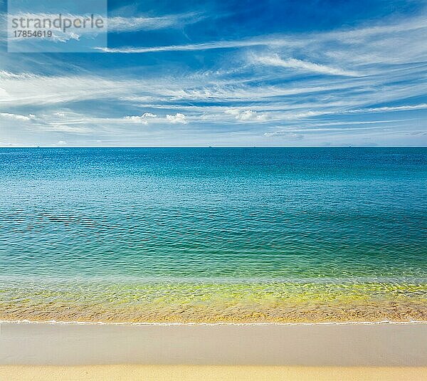 Resort Strandurlaub Konzept  tropischen Strand mit klarem Wasser  Welle Brandung auf gelbem Sand und schönen Himmel Wolkenlandschaft  Sihanoukville  Kambodscha  Asien