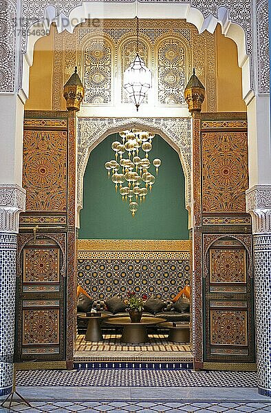 Traditionelles Tor im Riad el Amine  Fes  Marokko  Afrika