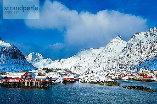 Traditionelles Fischerdorf A auf den Lofoten  Norwegen  mit roten Rorbu-Häusern. Mit Schnee im Winter  Europa