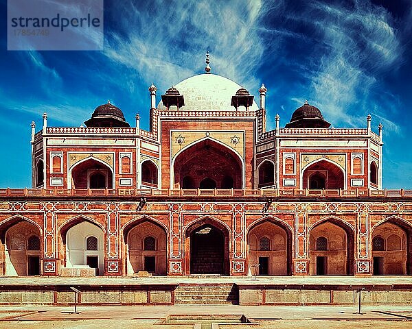 Vintage Retro-Effekt gefiltert Hipster-Stil Bild des berühmten Touristen indischen Wahrzeichen Humayun's Tomb. Delhi  Indien. UNESCO-Weltkulturerbe. Frontalansicht