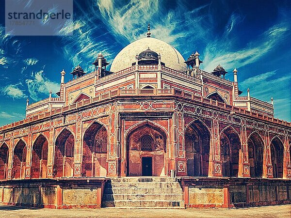 Vintage Retro-Effekt gefiltert Hipster-Stil Bild des berühmten touristischen indischen Wahrzeichen Humayun's Tomb. Delhi  Indien. UNESCO-Weltkulturerbe. Frontalansicht