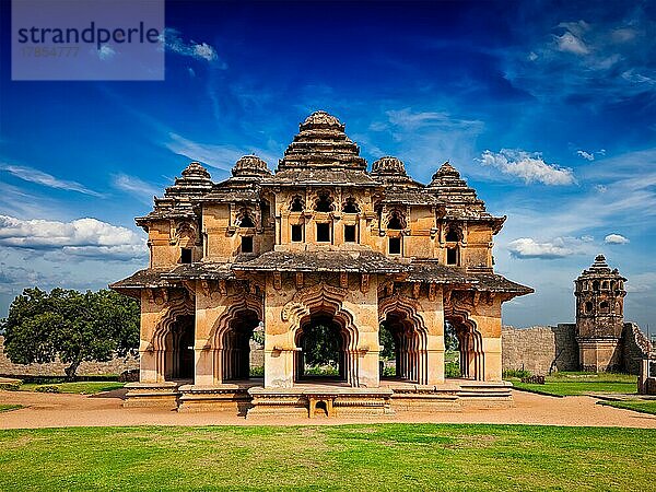 Indisches touristisches Wahrzeichen Lotus Mahal Pavillon. Königliches Zentrum. Hampi  Karnataka  Indien  Asien