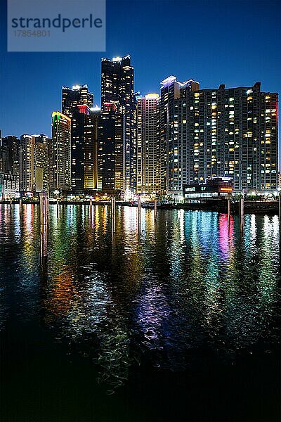 Busan Marina Stadt Wolkenkratzer beleuchtet in der Nacht mit Reflexion im Wasser  Südkorea  Asien
