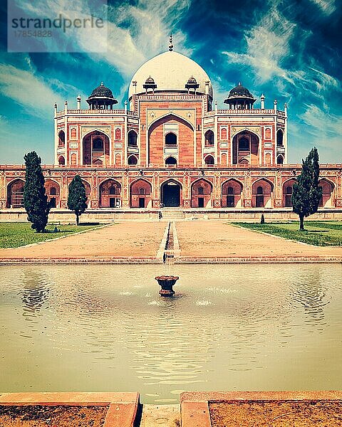 Vintage Retro-Effekt gefiltert Hipster-Stil Bild des berühmten Touristen indischen Wahrzeichen Humayun's Tomb. Delhi  Indien. UNESCO-Weltkulturerbe. Frontalansicht