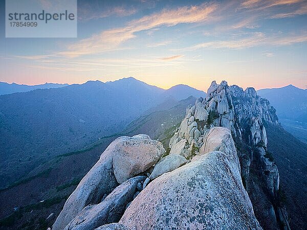 Blick auf Steine und Felsformationen vom Ulsanbawi-Felsgipfel bei Sonnenuntergang. Seoraksan-Nationalpark  Südkorea  Asien