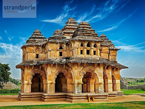 Indisches touristisches Wahrzeichen Lotus Mahal Pavillon. Königliches Zentrum. Hampi  Karnataka  Indien  Asien