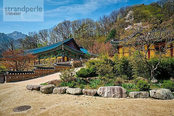 Buddhistischer Tempel Sinheungsa im Seoraksan-Nationalpark  Seoraksan  Südkorea  Asien