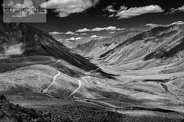 Himalaya-Tallandschaft mit Straße in der Nähe des Kunzum La-Passes  dem angeblich höchsten befahrbaren Pass der Welt (5602 m)  Ladakh  Indien. Schwarz-Weiß-Version