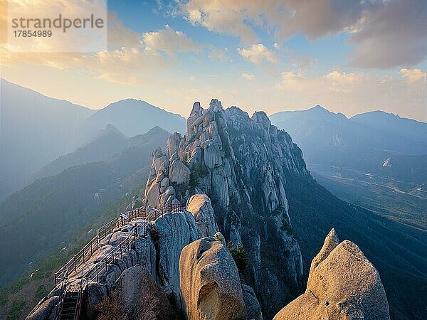 Blick auf Steine und Felsformationen vom Ulsanbawi-Felsgipfel bei Sonnenuntergang. Seoraksan-Nationalpark  Südkorea  Asien