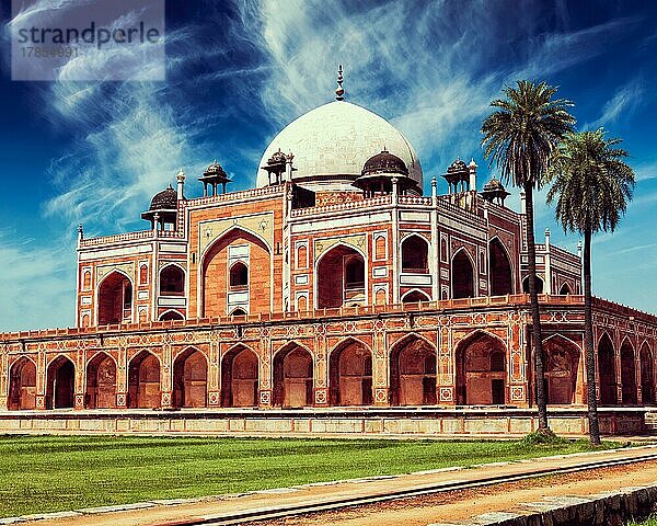 Vintage Retro-Effekt gefiltert Hipster-Stil Bild des berühmten Touristen indischen Wahrzeichen Humayun's Tomb. Delhi  Indien. UNESCO-Weltkulturerbe. Frontalansicht