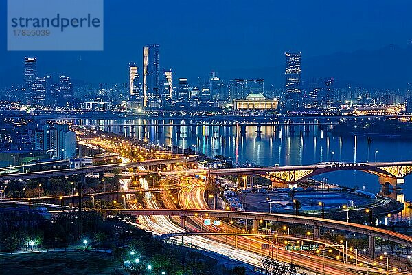 Luftaufnahme der Innenstadt von Seoul und der Seongsan-Brücke über den Han-Fluss in der Dämmerung. Seoul  Südkorea  Asien