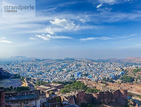Luftaufnahme von Jodhpur  das wegen der blau gestrichenen Brahmanenhäuser auch als Blaue Stadt bezeichnet wird. Vom Mehrangarh Fort aus ist auch ein Teil der Festungsanlagen zu sehen. Jodphur  Rajasthan  Indien  Asien