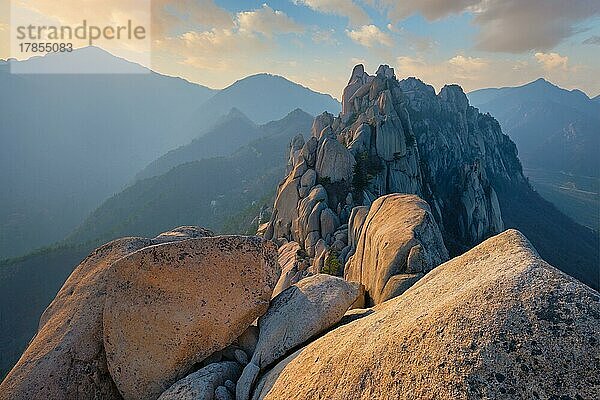 Blick auf Steine und Felsformationen vom Ulsanbawi-Felsgipfel bei Sonnenuntergang. Seoraksan-Nationalpark  Südkorea  Asien