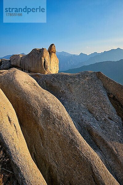 Blick auf Steine und Felsformationen vom Ulsanbawi-Felsgipfel bei Sonnenuntergang. Seoraksan-Nationalpark  Südkorea  Asien