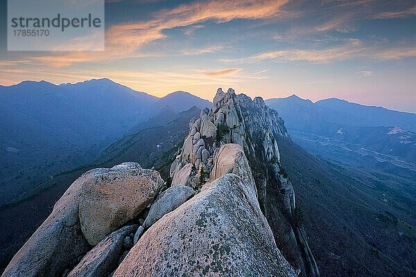 Blick auf Steine und Felsformationen vom Ulsanbawi-Felsgipfel bei Sonnenuntergang. Seoraksan-Nationalpark  Südkorea  Asien