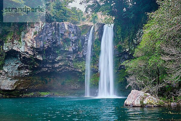 Der Cheonjiyeon-Wasserfall ist eine der Touristenattraktionen der Insel Jeju  Südkorea  Asien
