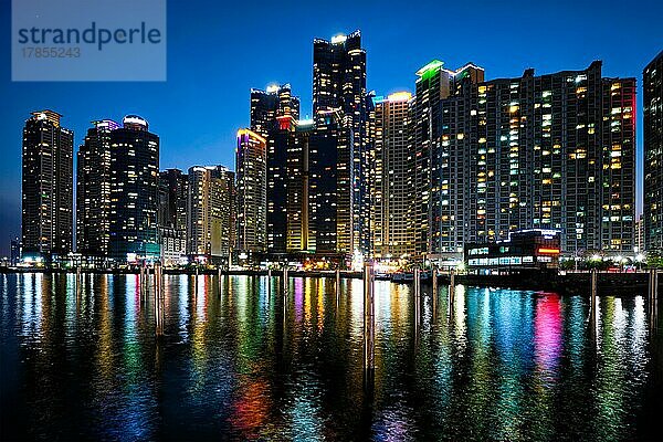 Busan Marina Stadt Wolkenkratzer beleuchtet in der Nacht mit Reflexion im Wasser  Südkorea  Asien