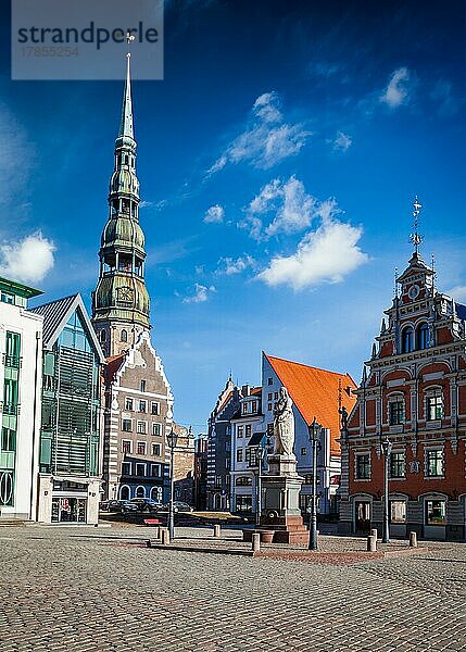 Rigaer Rathausplatz und St. Peterskirche  Riga  Lettland  Europa